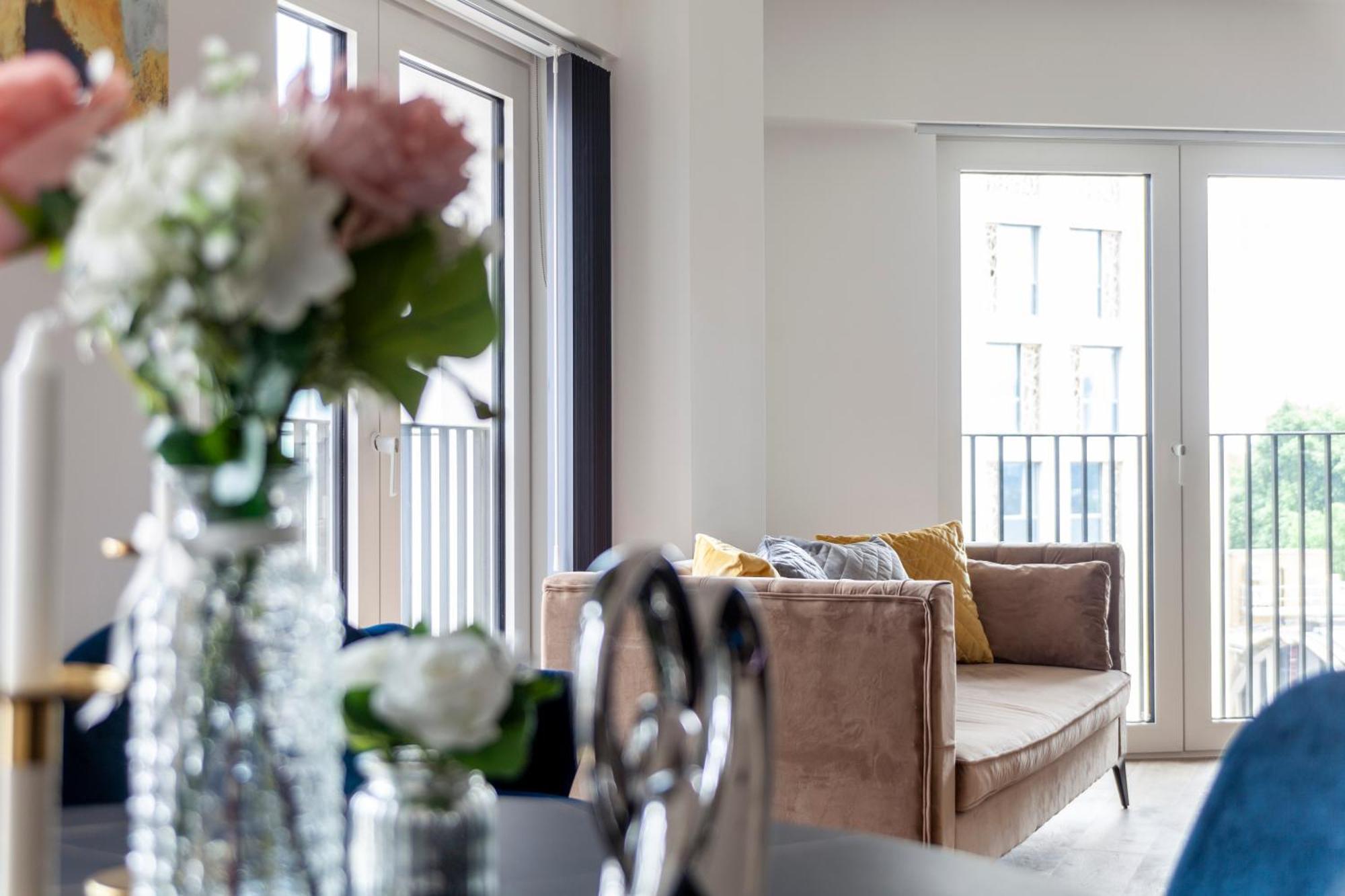 Stylish 2bdr Flat, Comm Garden I Smarthost Apartament *