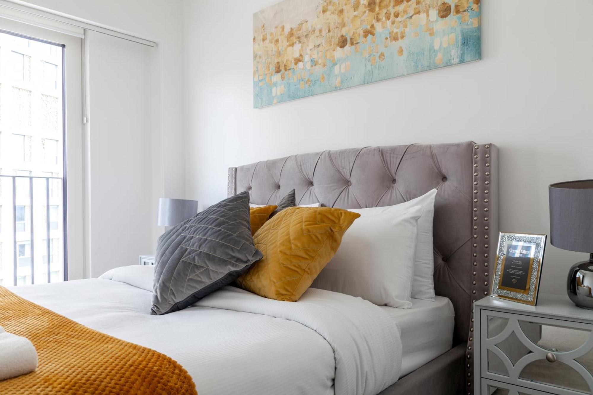 Stylish 2bdr Flat, Comm Garden I Smarthost Apartament Londra